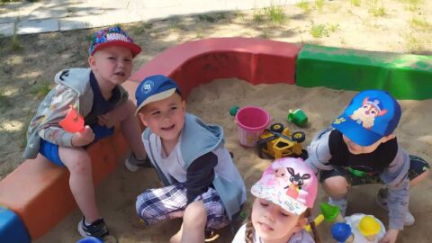 Dzieci z grupy krasnoludki bawią się w piaskownicy